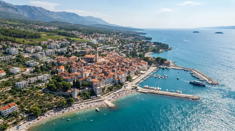 Pogled iz vazduha na Novi Vinodolski, Kvarner, Hrvatska — odredište kombi prevoza iz Srbije