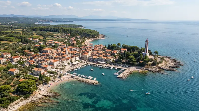 Pogled iz vazduha na Savudriju, Istra, Hrvatska — odredište kombi prevoza iz Srbije