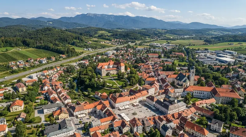Pogled iz vazduha na Slovensku Bistricu, Štajerska, Slovenija — odredište kombi prevoza iz Srbije