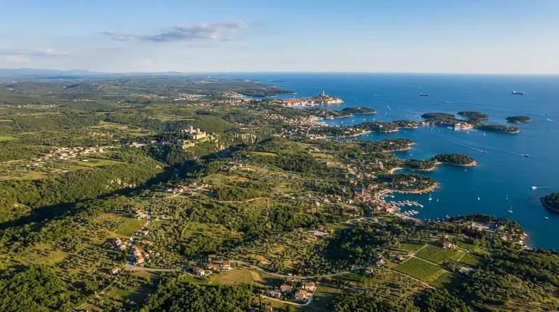 Pogled iz vazduha na region Istra, Hrvatska — kombi prevoz iz Srbije do Istre