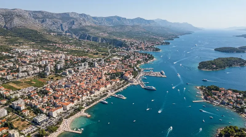 Pogled iz vazduha na region Srednja Dalmacija, Hrvatska — kombi prevoz iz Srbije do Srednje Dalmacije